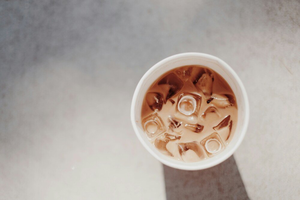 café gelado com whey protein dentro de copo branco