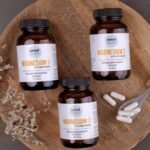 pote de suplemento em cima de uma tábua de madeira