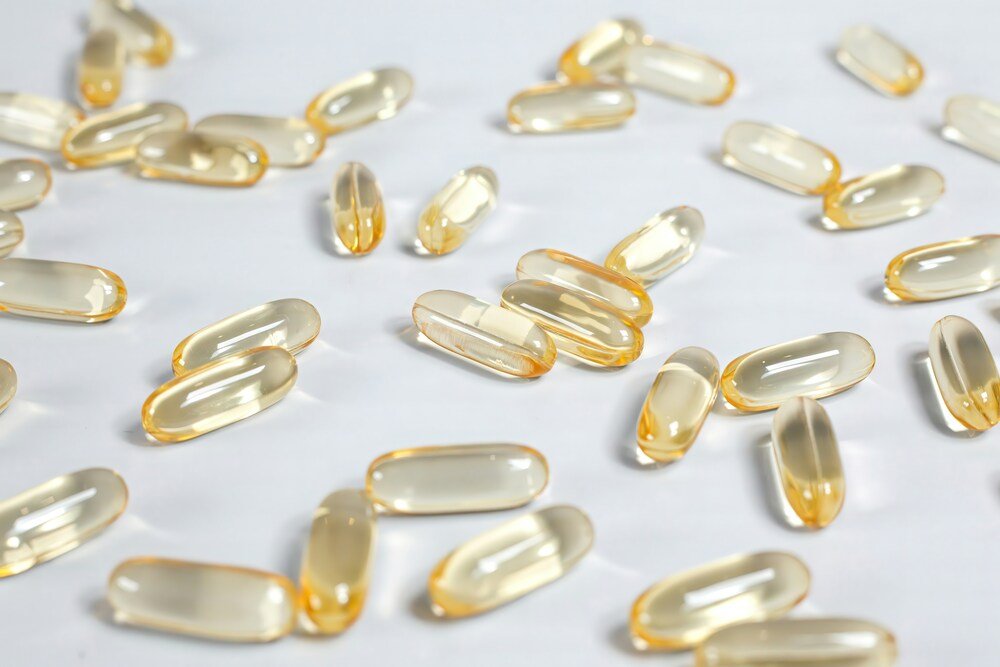 várias cápsulas de vitamina B12 espalhadas