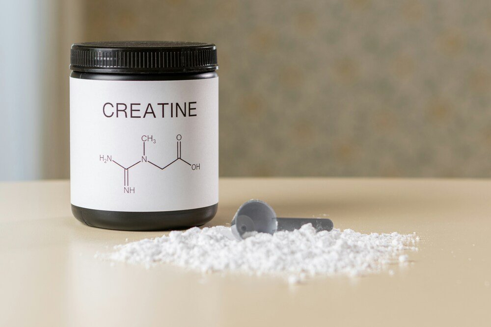 Pote de creatina com a fórmula da creatina no rótulo com a finalidade de retratar a dúvida sobre: quais as cincos melhores creatinas de 2025