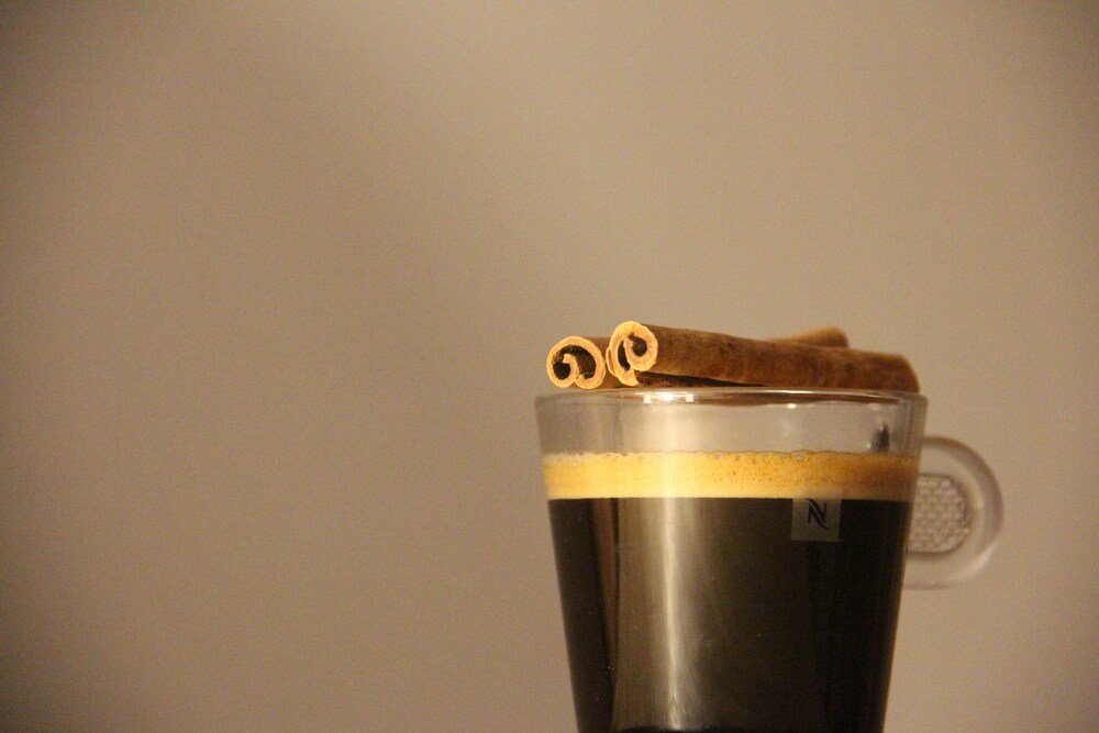 Xícara de café com canela para quem deseja emagrecer com a ajuda desse suplemento